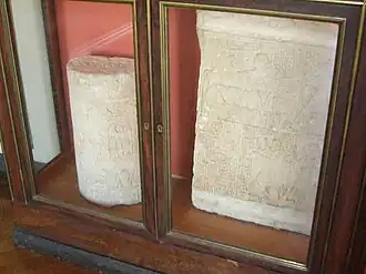Tambour de colonnes aux noms de Ramsès II et stèle de son fils Mérenptah