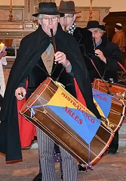 Tambourinaire de l'Escolo Mistralenco du Pays d'Arles