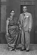 Photo d'un couple brahmane tamoul de Madras, durant l'époque coloniale ; la femme porte un sari madisaar.