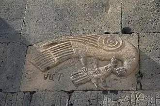 Faucon attaquant une colombe, façade méridionale de Sourp Stepannos.