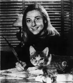 Tanaquil Le Clercq plume à la main en compagnie de son chat Mourka