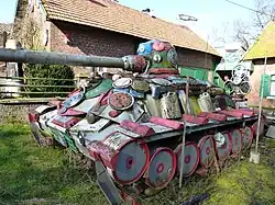 Sculpture d'art brut représentant un tank dans le jardin de la ferme vanabelle