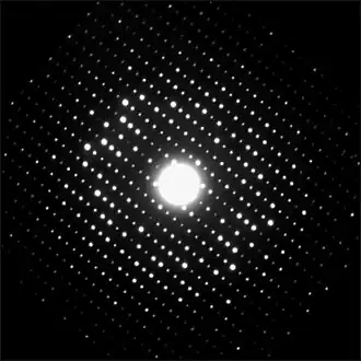 Cliché de diffraction d'un oxyde de tantale obtenu dans un MET. Dans cette configuration, la sphère d'Ewald est tellement grande qu'elle intercepte une large portion d'un plan du réseau réciproque.