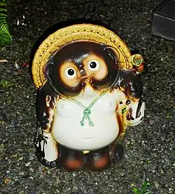 Statuette de tanuki en céramique à Ashikaga, préfecture de Tochigi.