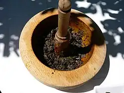 Tapenade broyée au pilon dans un mortier