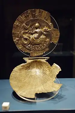 Miroir en forme de coquille, en argent doré, avec une néréide portée par un Céto. Tarente, IIIe siècle av. J.-C.