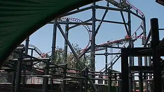 Vue du parcours depuis la file d'attente.