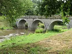 Pont sur la Tardes au sud-ouest du bourg.