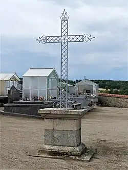 La croix principale du cimetière.