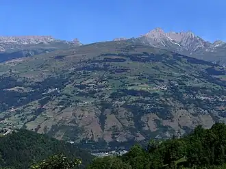 Le dôme de Vaugelaz avec derrière lui la Pierra Menta encadrée par la Grande Paréi à gauche et le Roignais à droite depuis Peisey-Vallandry de l'autre côté de la vallée de la Tarentaise au sud-est.