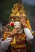 Danse Telek, forme de danse Topeng pratiquée depuis 1935 dans le village de Jumpai&nbsp;(id) à Bali. Avril 2019.