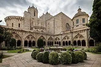 La cathédrale vue du cloître.