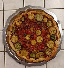 Tarte aux légumes avec rondelles de courgette.