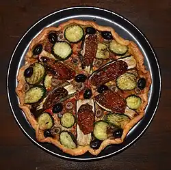 Tarte aux légumes: oignon, courgette, tomate, aubergine et poivron.