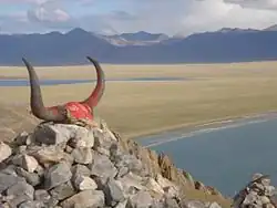 Le monastère de la presqu'île de Tashi Dor a une vue panoramique sur le lac sacré.