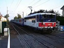 Une BB 17000 tractant une composition longue de rame réversible de type RIB en gare de Vaucelles, en octobre 2007.