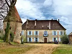 Le château et son colombier.