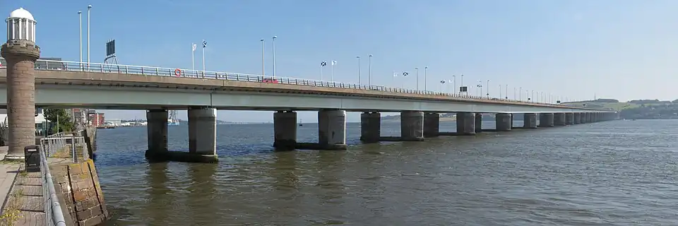 Le pont routier du Tay à Dundee, avec Fife à l'arrière-plan.