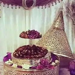 Présentation de dattes mejhoul lors d'une cérémonie marocaine.