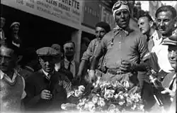 Photo de Tazio Nuvolari après avoir remporté le Grand Prix de France 1932.