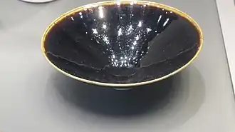 Bol à thé jian. Grès à couverte noire d'encre à effet moucheté. 1000-1127 Song du Nord. Quyang, Hebei. Sir Percival David Collection, British Museum.