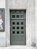 Une des portes du théâtre sur la rue Warszawska, avec une petite statue de Krystyna Bochenek.