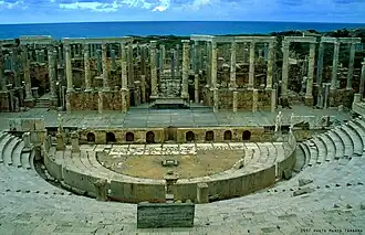 Scène en 1997, encadrée à gauche et à droite par les statues des Dioscures