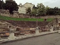 Photographie en couleurs d'une partie d'un théâtre antique.