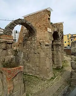 Ledétail des piliers en opus quadratum.