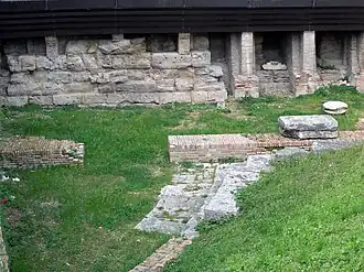 Les vestiges de la scène.