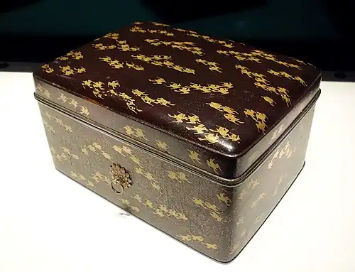 Coffret de toilette (tebako), époque de Kamakura (1185-1333), XIIIe&nbsp;siècle. Bois, décor de pluviers en maki-e, musée national de Tokyo.