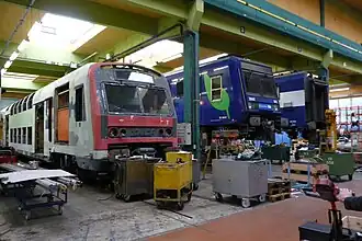 Des Transilien en rénovation, à Saint-Pierre-des-Corps.