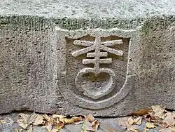 le 4 de chiffre sculpté sur une pierre