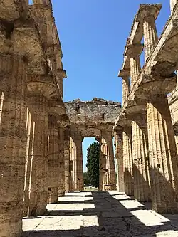 Alignement des colonnes de la cella et de la façade.