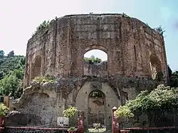 Grande salle ronde à extérieur  octogonal.