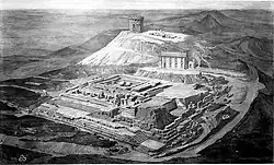 Vue des fouilles du sommet du puy de Dôme et de l'observatoire au second plan.