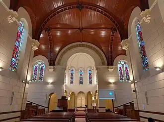 Nef avec sa charpente apparente.