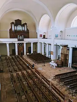 Intérieur, vue depuis la tribune des tables de la loi.