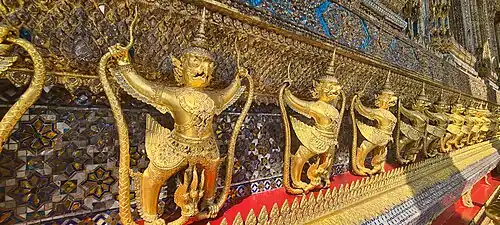 Longue file de Garudas