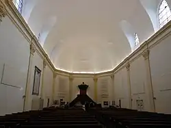 L'intérieur d'une Temple, une pièce haute de plafon, entièrement blanche.