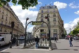 L'unique entrée de la station avec son édicule Guimard.