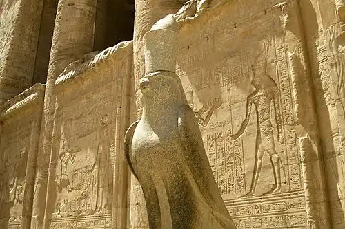 Horus devant l'entrée de la grande salle hypostyle.