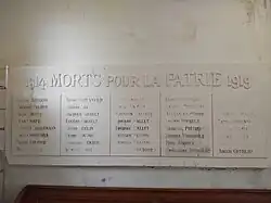 Plaque en marbre avec des noms.