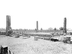 Photographie en noir et blanc de ruines romaines.