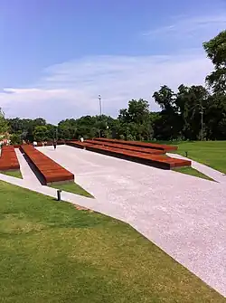 Colonnes en acier destinées à chaque comté