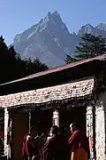 Moines du monastère de Tengboche prenant le thé pendant le festival de Mani Rimdu. Vue du mont Khumbila à l'arrière plan.