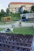 Théâtre de plein air au niveau de la terrasse inférieure du château (répétition de Tenkes (de) musical en 2009)