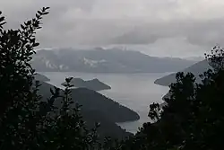 La baie de Tennyson vue depuis le col d'Opouri Saddle, au sud, de la tête vers l'embouchure