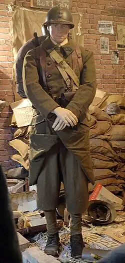 Mannequin, appartenant à la collection Lejeune d'Hirson, portant la tenue originale d'un fantassin du 124ème régiment d'infanterie de mai 1940, régiment commandé par le lieutenant-colonel Emilien Allain (ancien commandant de la place d'Hirson) depuis le 23 août 1939.