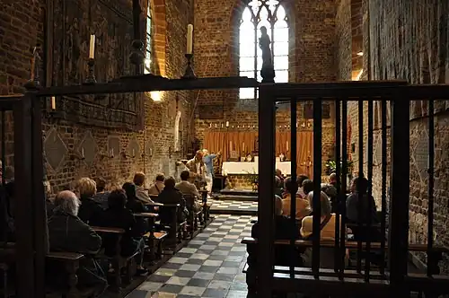 L'intérieur de la chapelle lors de la visite bisannuelle. Sur cette image on aperçoit très bien, encastrées dans les murs, les pierres tombales qui rappellent la mémoire des prieures et membres de la communauté religieuses enterrés dans l'enceinte du monastère aux XVIIe et XVIIIe&nbsp;siècles.